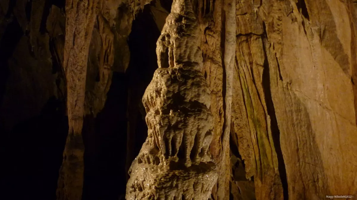A fokozottan védett Szent István-barlang, vagy röviden István-barlang, a Palota-szállótól 500 méterre található, járatainak hossza körülbelül 1500 méter.
