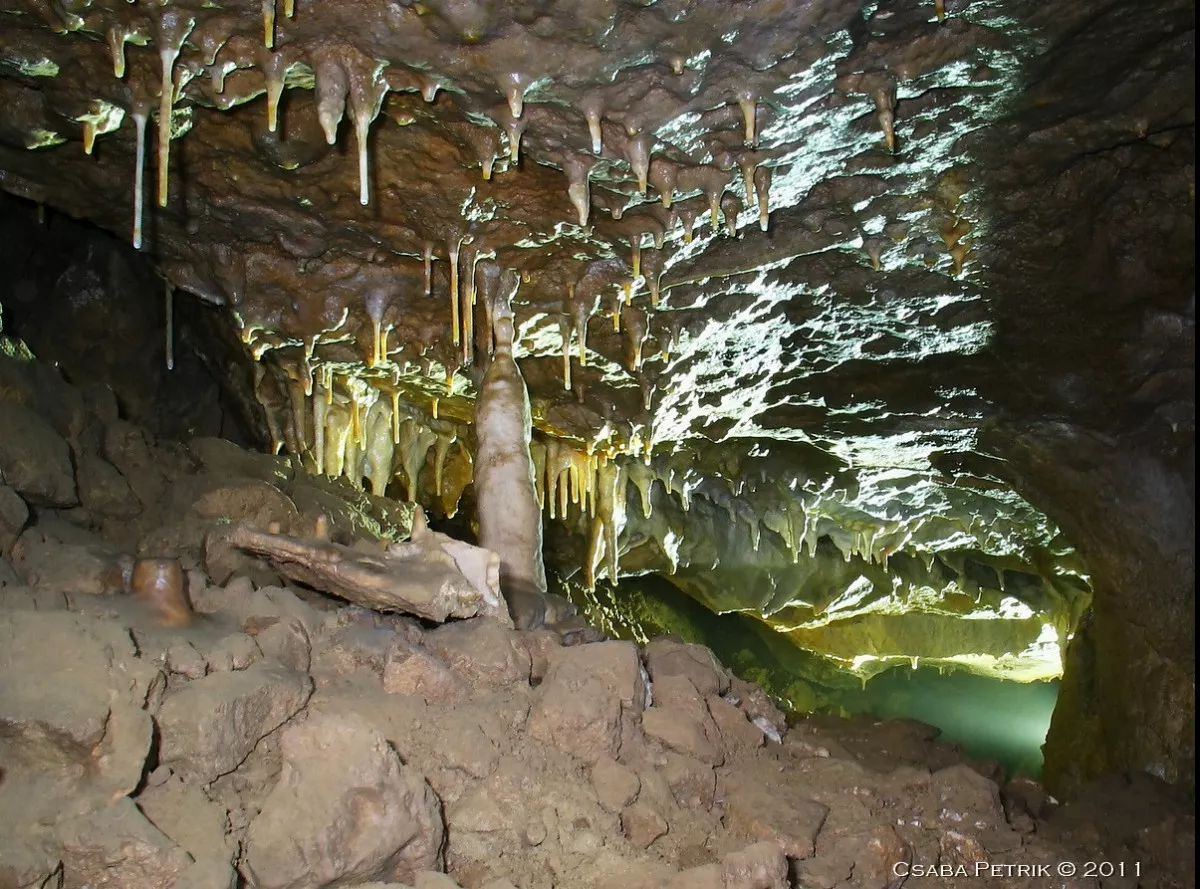 A Csodabogyós-barlang Magyarország 8. leghosszabb, a Keszthelyi-fennsík leghosszabb és második legmélyebb barlangja.