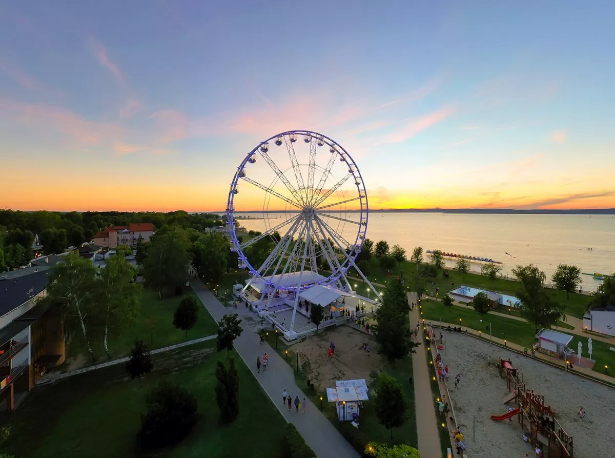 Az ország egyetlen egyedi gyártású óriáskerekéről 50 méteres magasságból gyönyörködhetsz a Balatonban.