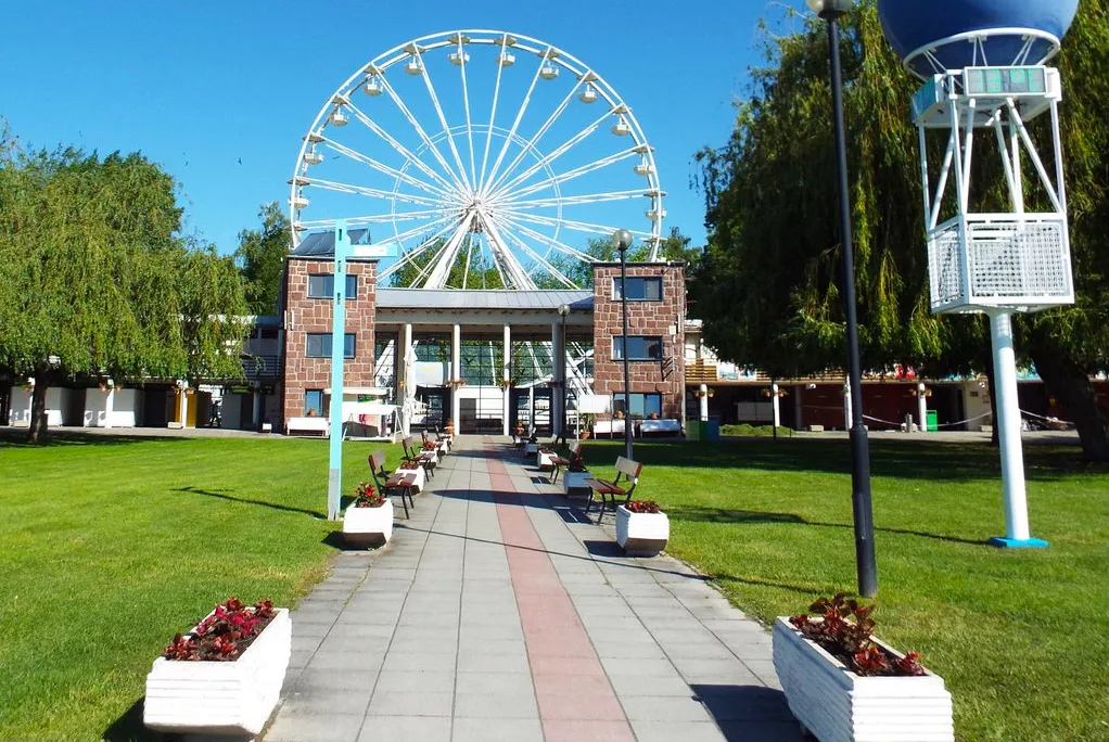 A Wesselényi strand előtti téren csodálhatod a végtelen Balatont a balatonalmádi órisákerékről, nyár végéig.