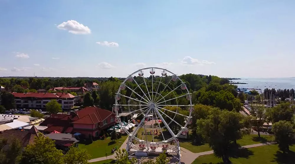 Balatonlelle szívében, 30 méteres magasságban nincs más dolgod, mint csodálni a kilátást.