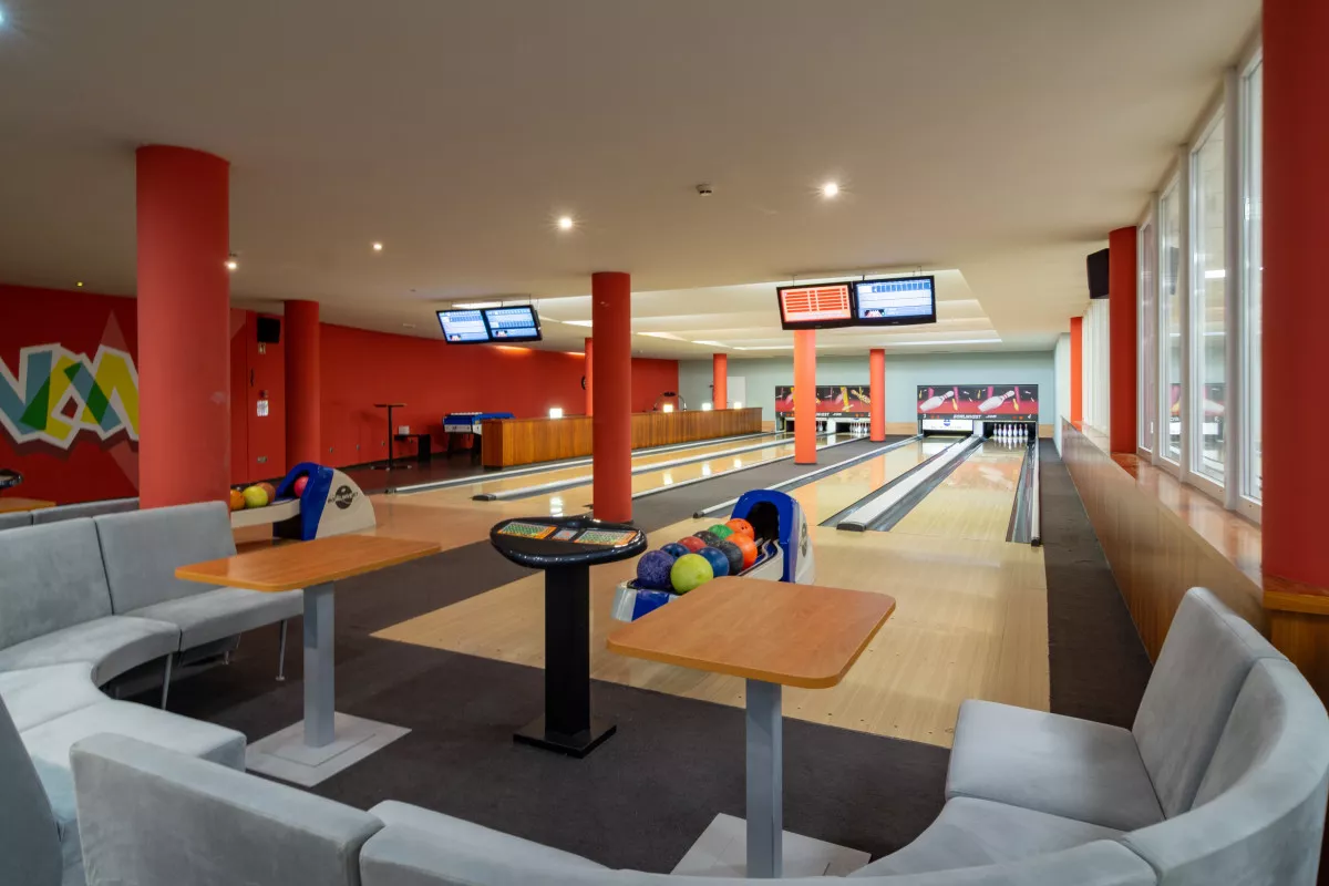 A 4 sávos bowling pálya mellett sok-sok lehetőség van a szórakozásra.