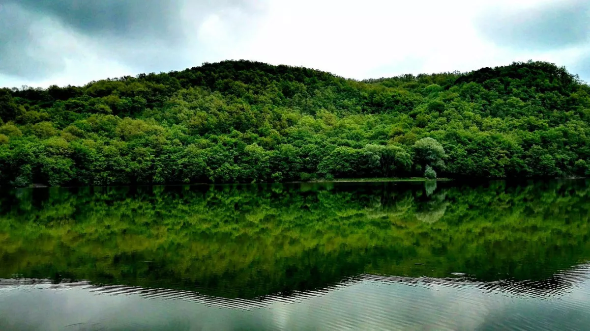 A Lázbérci víztározó déli oldalán vezet a 6 km hosszú Szalamandra tanösvény, ahonnan végig fantasztikus a panoráma.