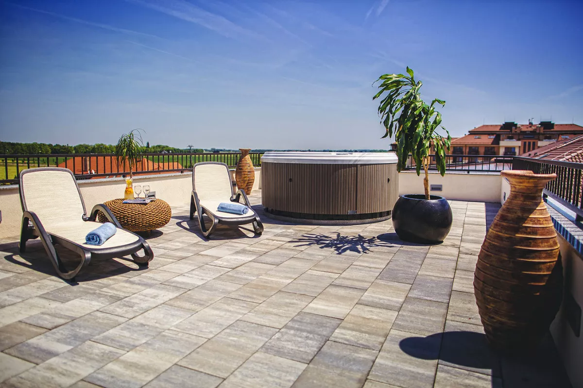 A Caramell Prémium Resort akár a VIP lakosztályában, akár az Elnöki lakosztály 94 négyzetméteres teraszán is élvezhetitek a privát jakuzzit.