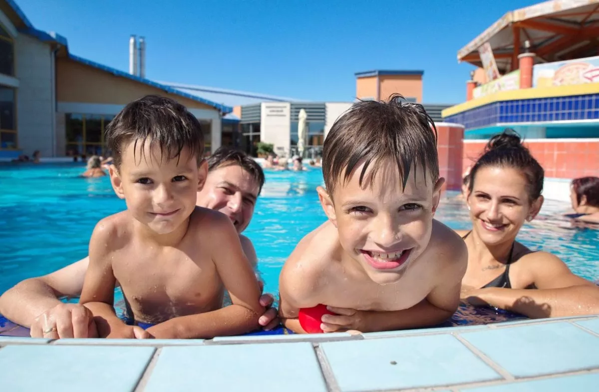 Május elejétől szeptember végéig élvezhetik vendégek a kellemes hőfokú szabadtéri medencékben a lubickolást. 