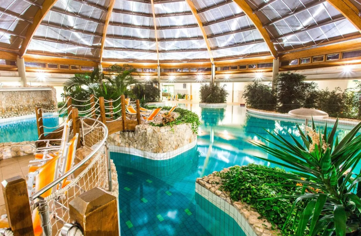 A Gotthard Therme Hotel & Conference vendégei számára közvetlen átjárást biztosít a fürdő területére.