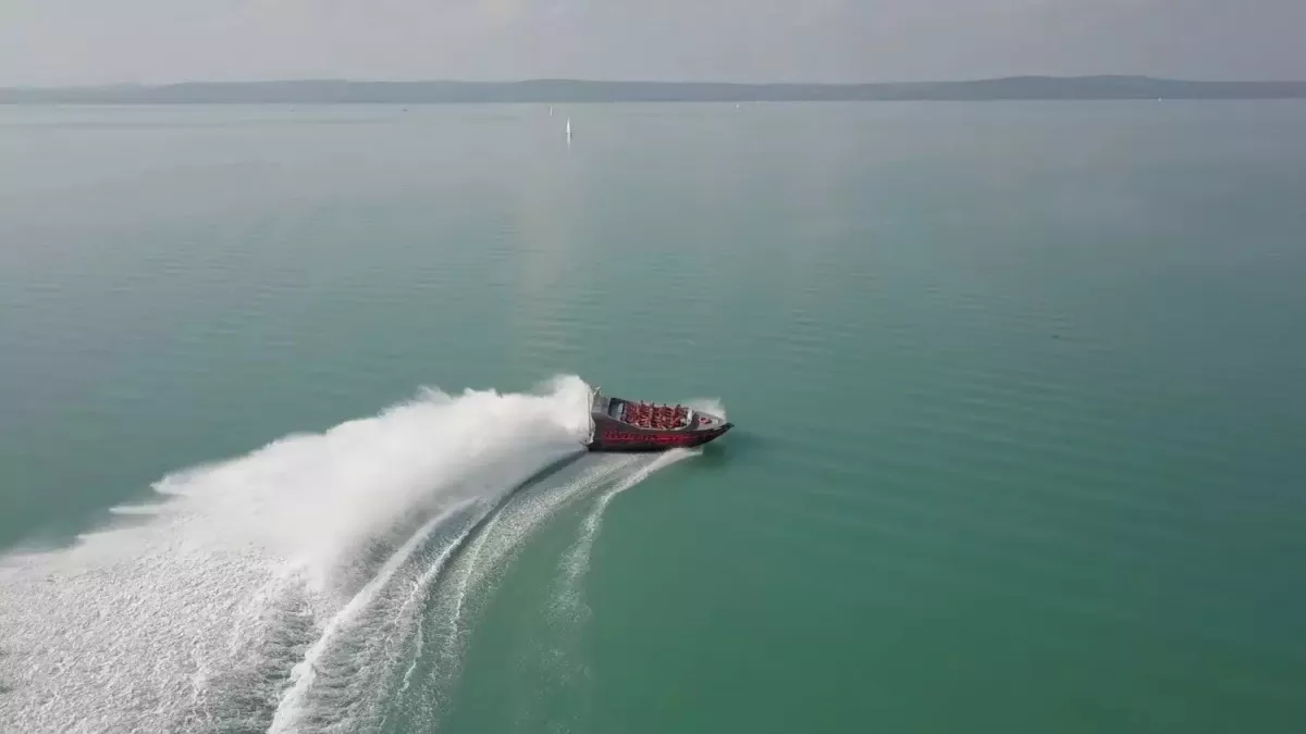 Európában elsőként Siófokon próbálhatjátok ki, hogy milyen érzés egy 880 lóerős hajóval száguldani a Balatonon.