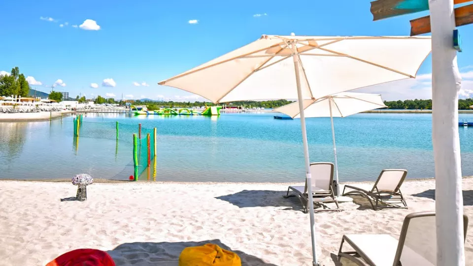 A főváros vonzáskörzetének egyik legnépszerűbb strandja a Lupa Beach, ahova Budapestről közvetlen buszjáratokkal is eljuthattok.