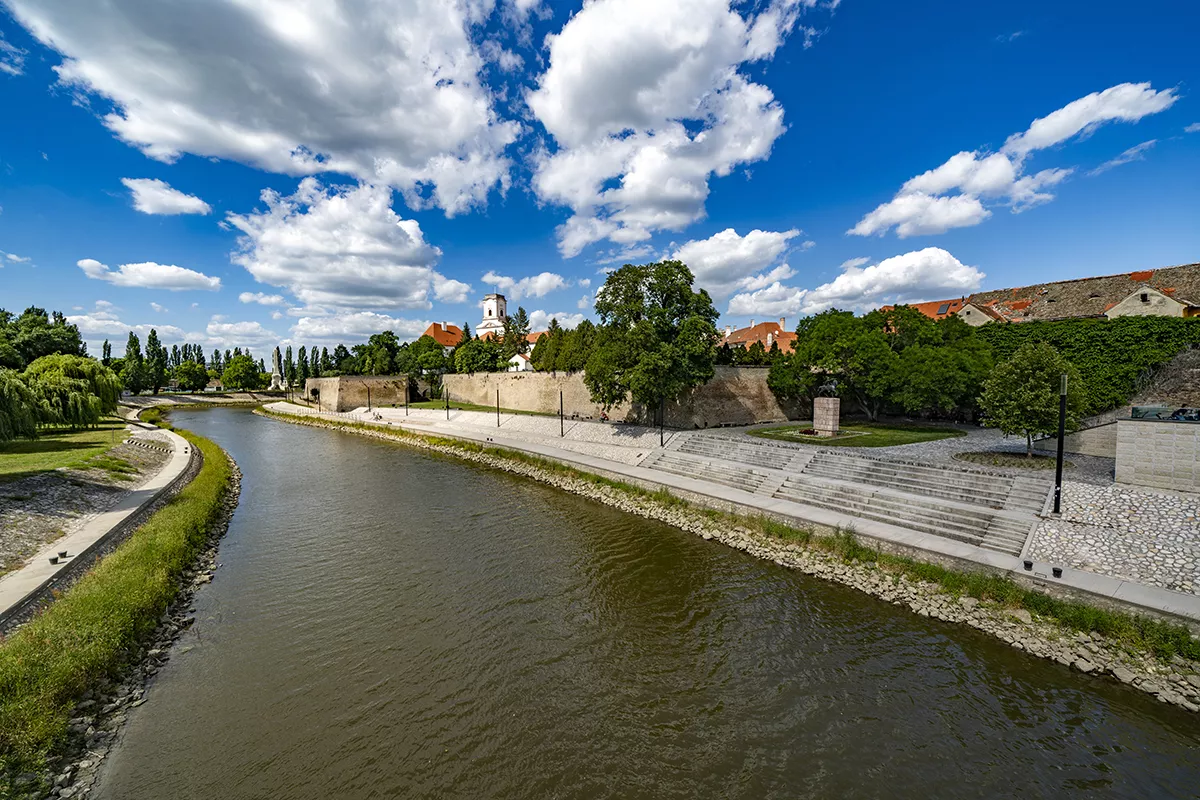 Győr látnivalók - Győr a folyók városa, a Mosoni-Duna, a Rába és Rábca torkolatánál fekszik.