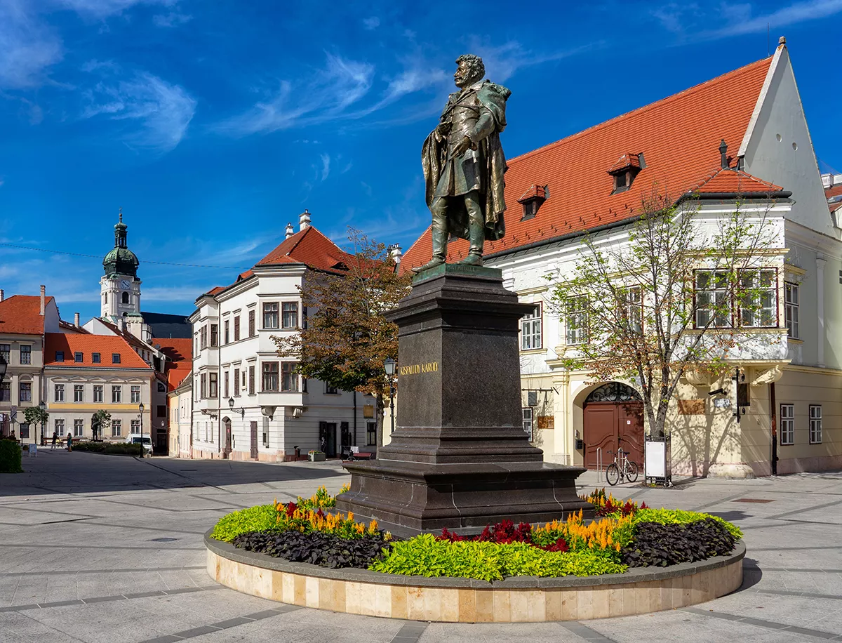 Győr látnivalók - Kisfaludy Károly szobra 1892-ben eredetileg a Radó-szigeten állt, 1921-ben került át a Bécsi kapu térre.