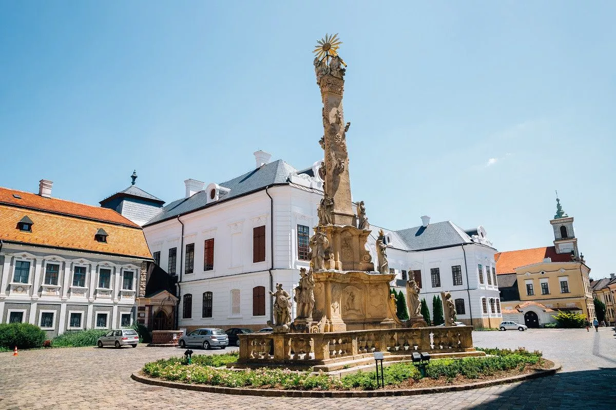 A Szentháromság szobor többek között Szent Mártonnak ad helyet, aki az építtető püspök védőszentje.