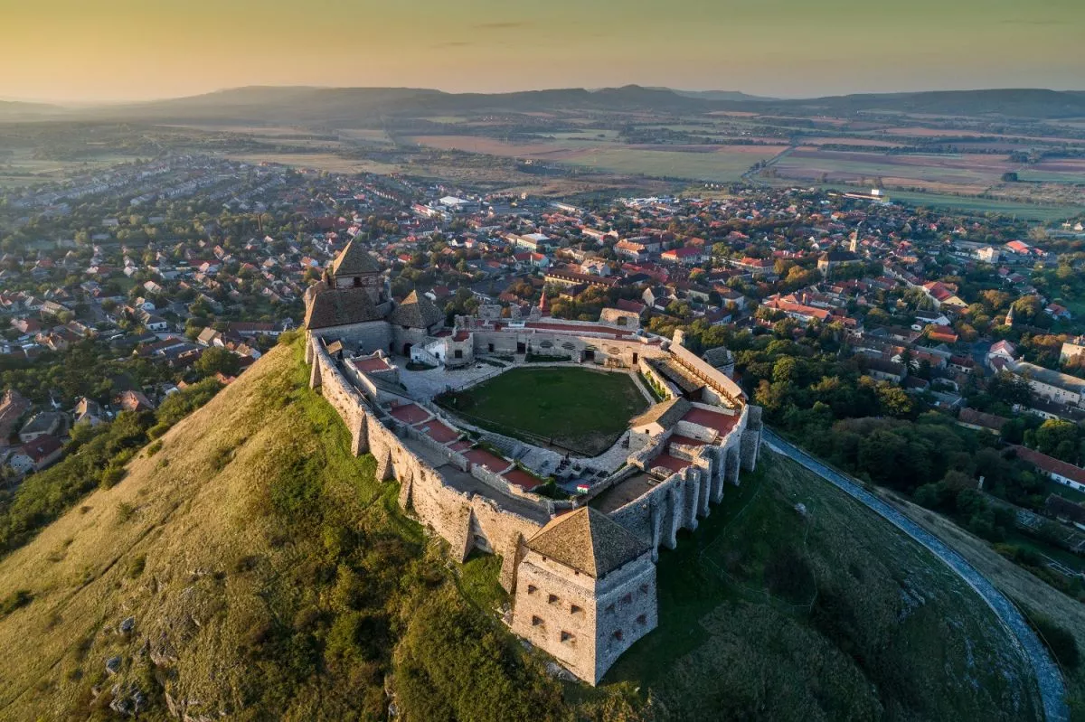 Az ország egyik legnépszerűbb látnivalója, a Sümegi vár madártávlatból.