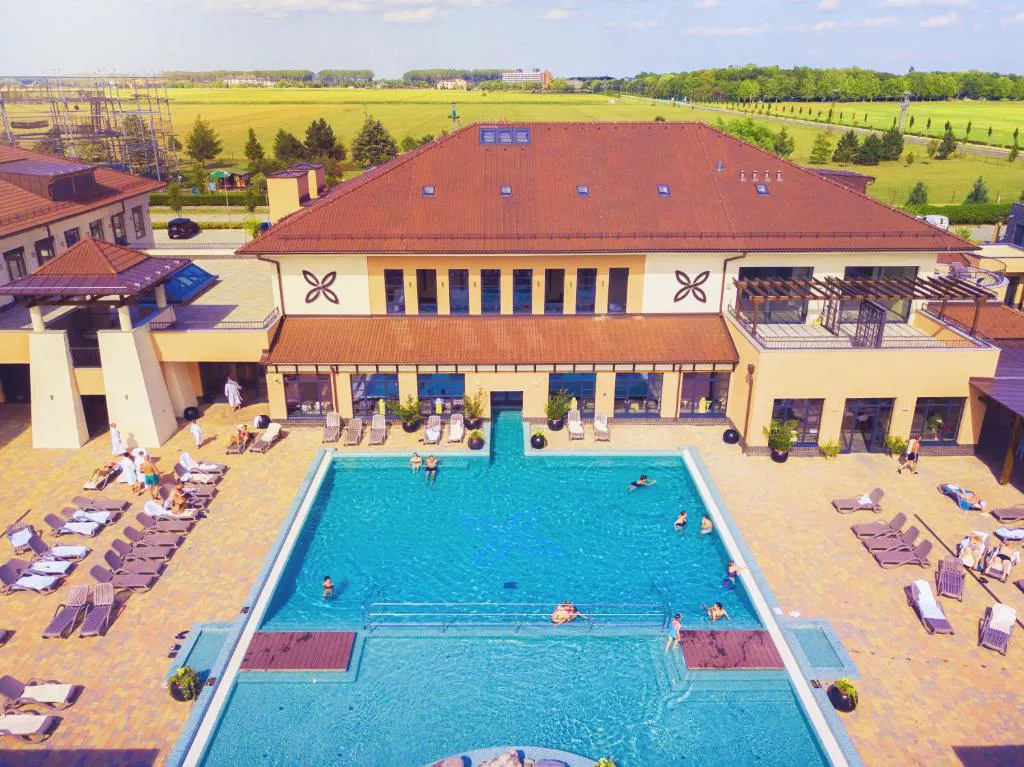Kül- és beltéri medencék garantálják a pihenést - Caramell Prémium Resort Superior, Bükfürdő