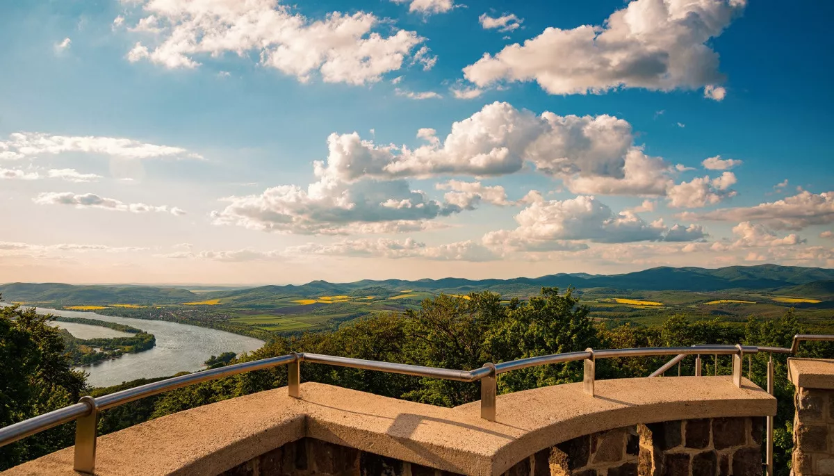 Lenyűgöző panoráma a nagymarosi Julianus-kilátóból.