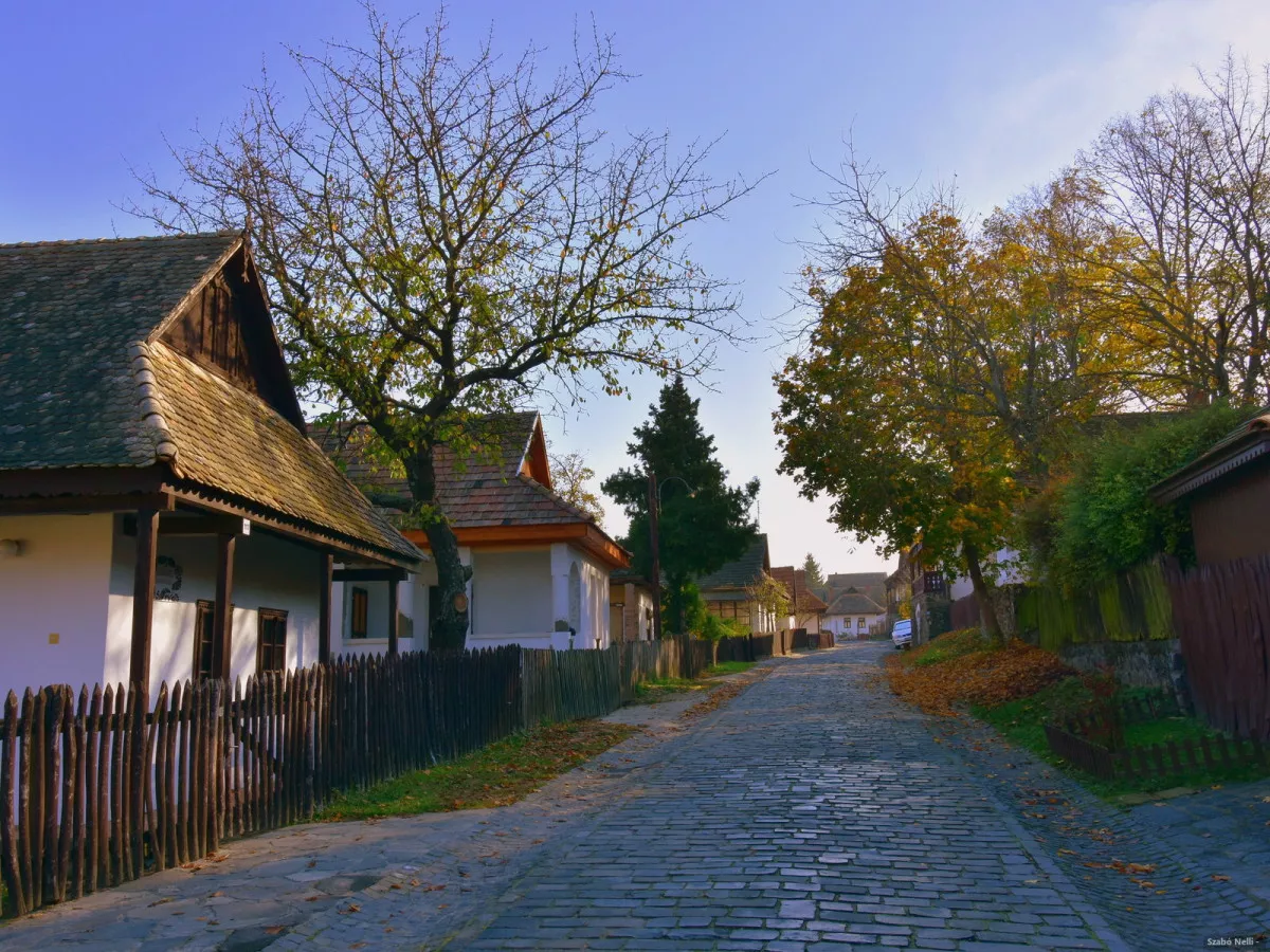 Hollókőre lépve egy népmesében érezheti magát az ember