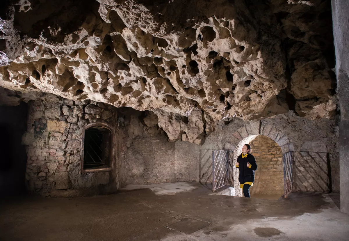 A várbarlang 200 teremből és az ezeket összekötő folyosórendszerből áll