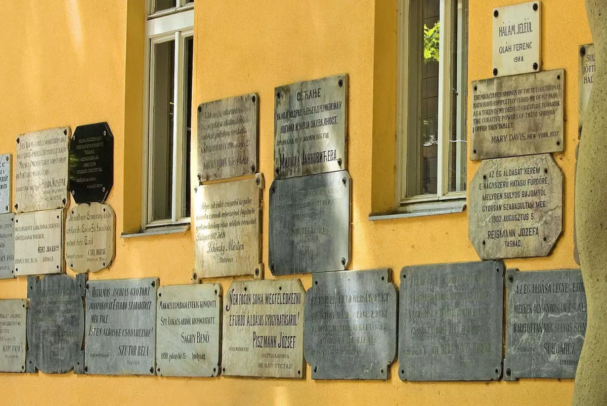 Budapesti fürdők - Hálatáblákat a Szent Lukács Gyógyfürdő épületének falán.