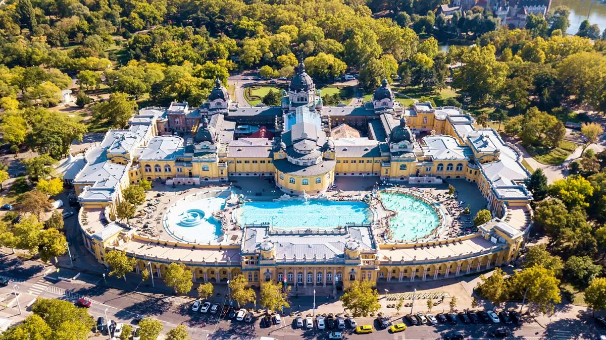 Budapesti fürdők - Széchényi Gyógyfürdő madártávlatból.