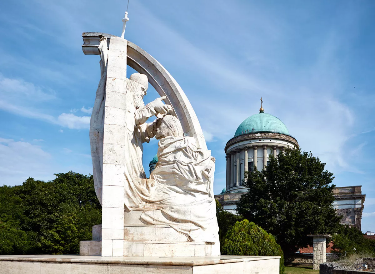 Látnivalók Esztergomban - Szent István megkoronázása szobor