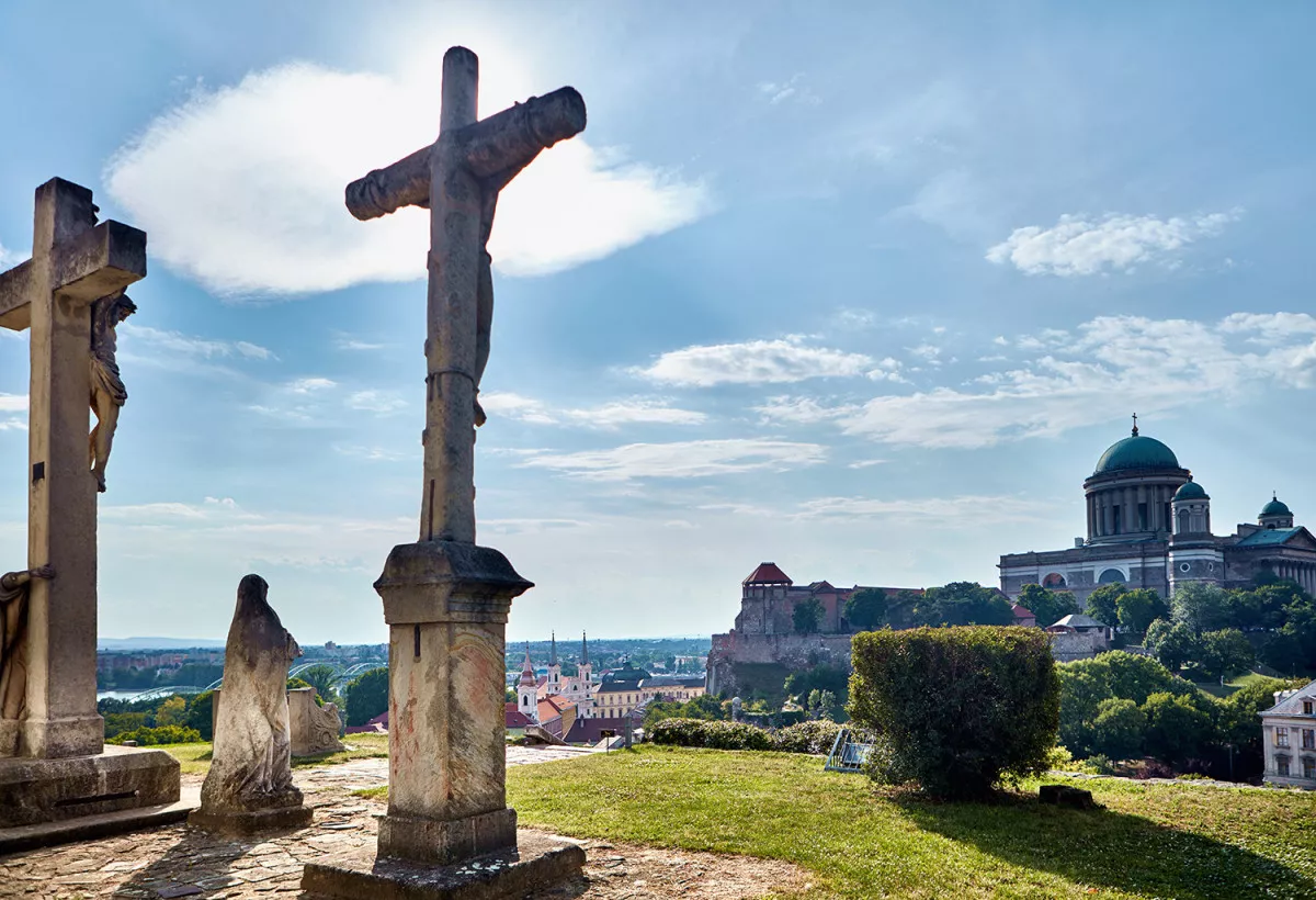 Kilátás a Szent Tamás-hegyen álló Fájdalmas Szűz-kápolnától.