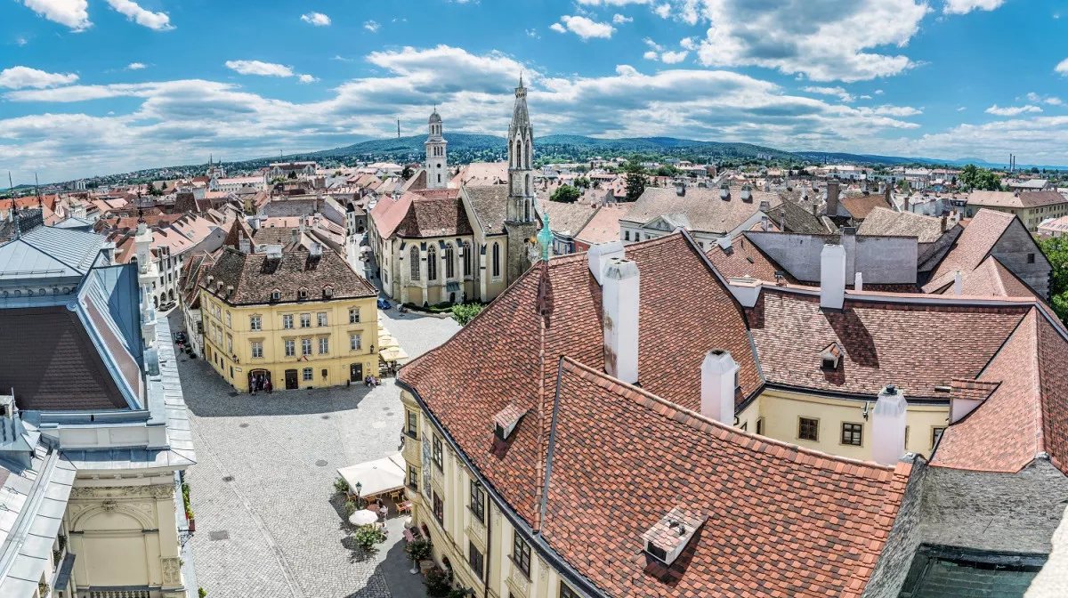 Kilátás a Tűztoronyról a Fő térre, a Kecske-templomra és Sopronra