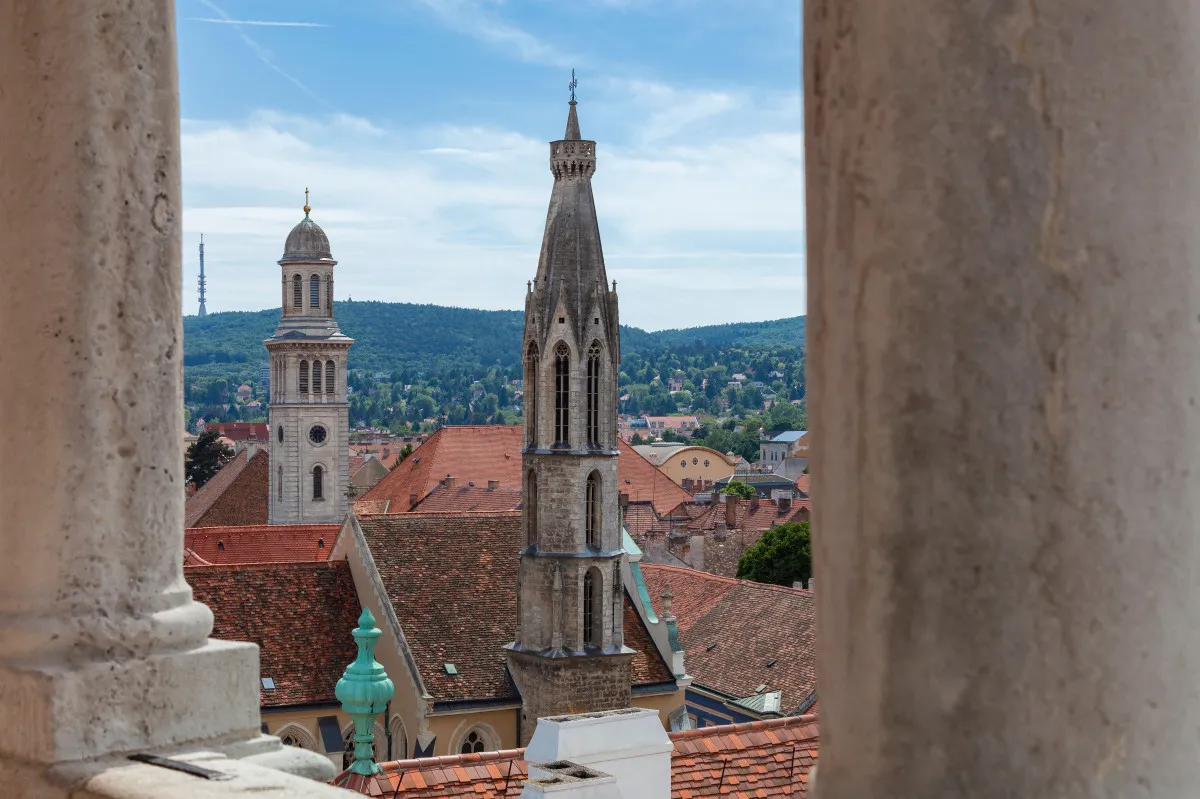 Kilátás a Tűztoronyról a Fő térre, a Kecske-templomra és Sopronra