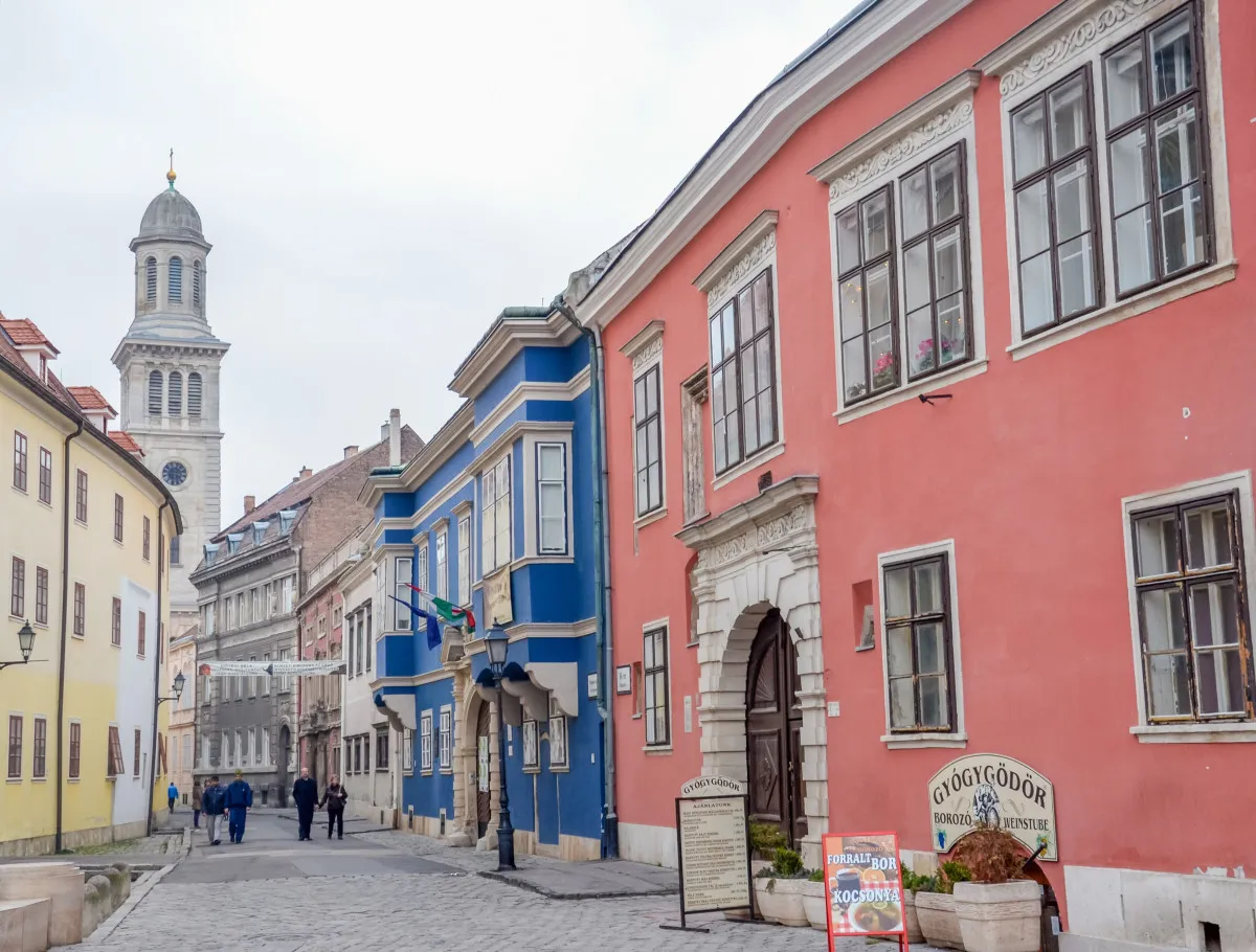 Sopron történelmi belvárosában, a Fő téren találjátok az ikonikus Gyógygödör Borozót.
