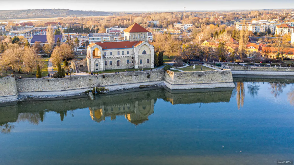 A tatai Öreg-tó és a vár.