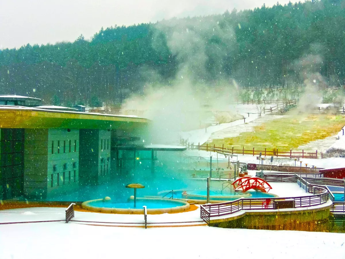 Saliris Resort Gyógy és Wellness Fürdő - a kültéri meleg vizes élménymedencében télen-nyáron fürdőzhetünk.