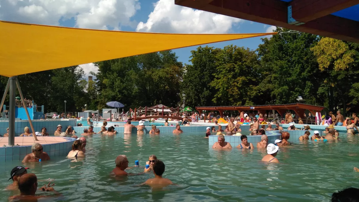 Mezőkövesdi Zsóry Gyógy- és Strandfürdő - kültéri meleg vizes élménymedence