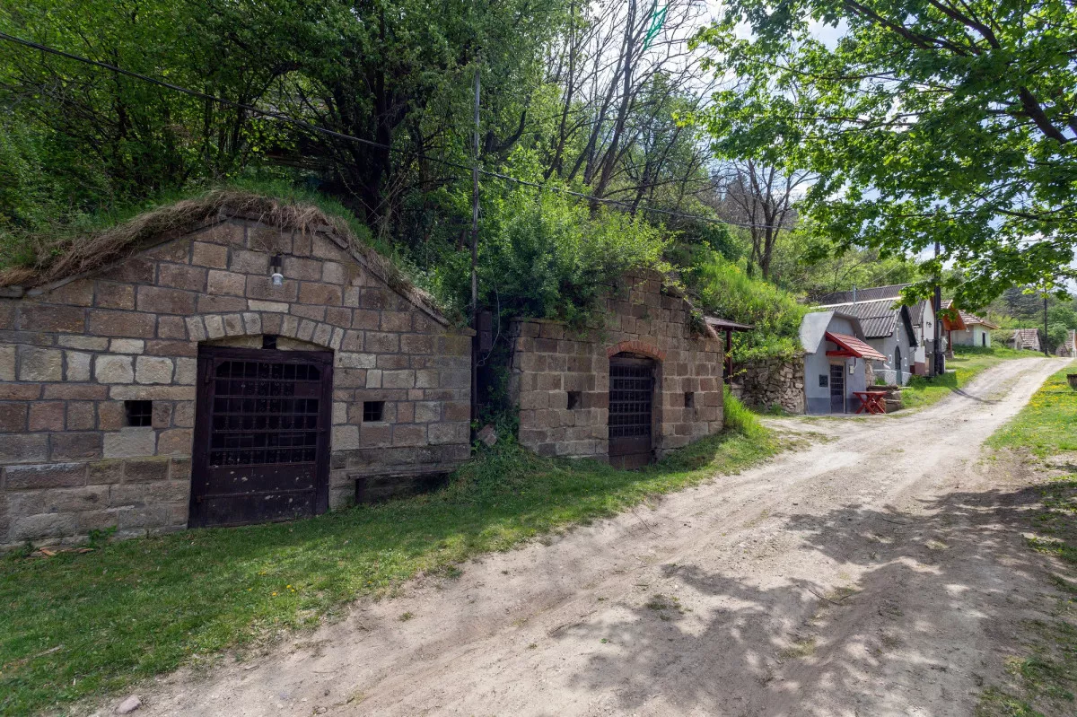 Bájos pincefalvak, elragadó pincesorok Magyarországon - Berezdaljai pincesor, Cserépfalu