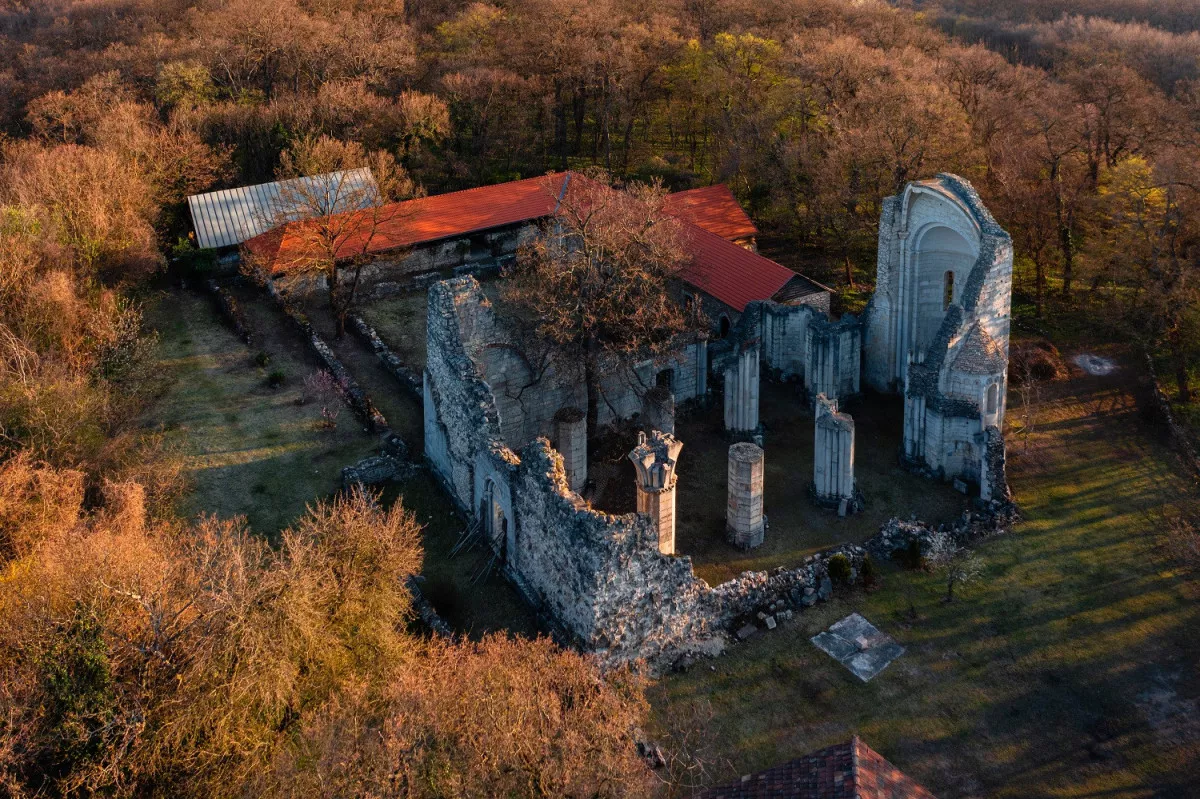 Vértesszentkereszti bencés apátsági templomrom