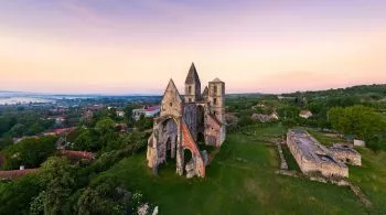 Romantikus séták hűvösebb napokra – romtemplomok Magyarországon