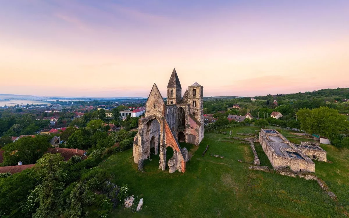 Romantikus séták hűvösebb napokra – romtemplomok Magyarországon