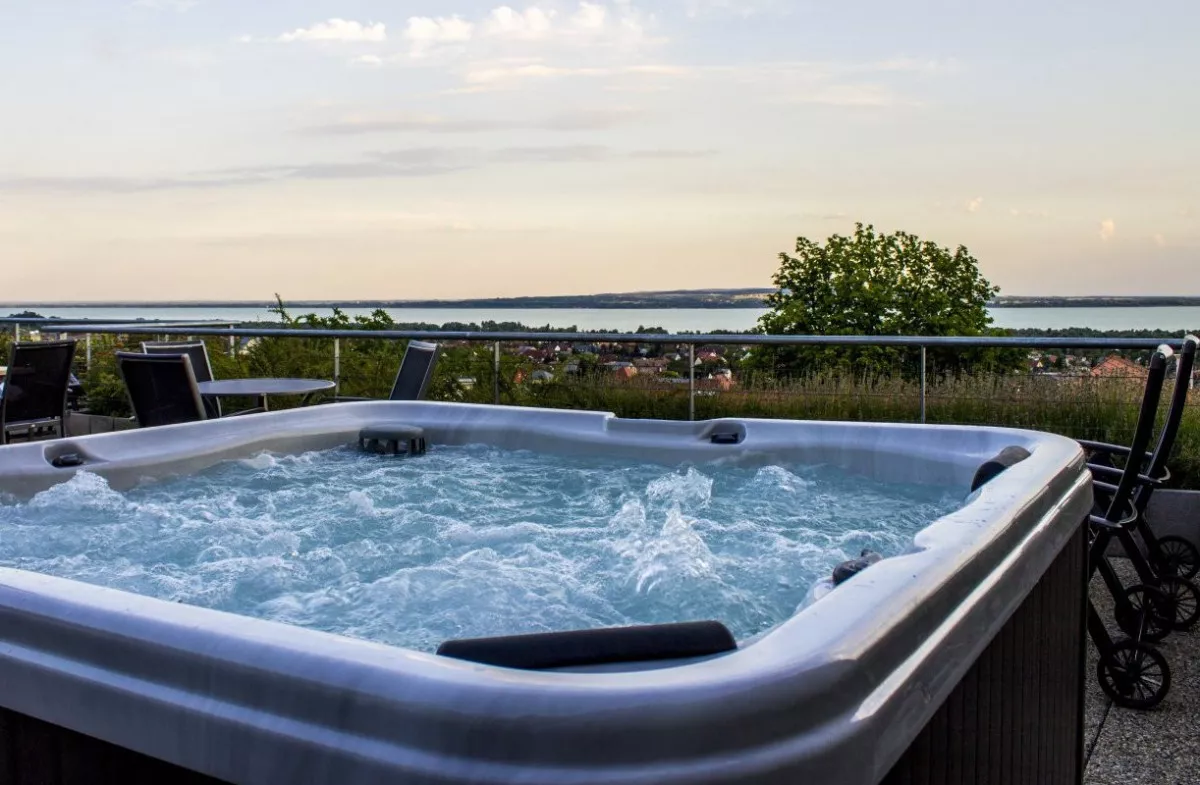 Zenit Hotel Balaton, Vonyarcvashegy - a balatoni wellness szállodában feltétlenül próbáljátok ki a kültéri, panorámás jakuzzit!