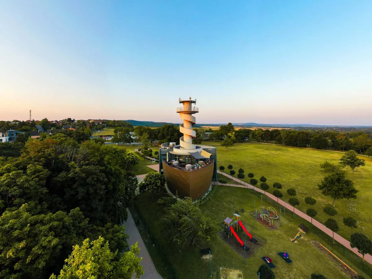 10 különleges látnivaló a Balatonon - Hajózástörténeti Látogatóközpont és Kilátó, Balatonföldvár