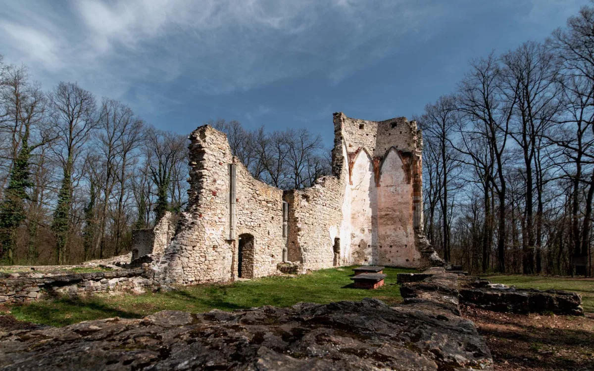 10 különleges látnivaló a Balatonon - Szent Mihály pálos kolostorrom, Nagyvázsony