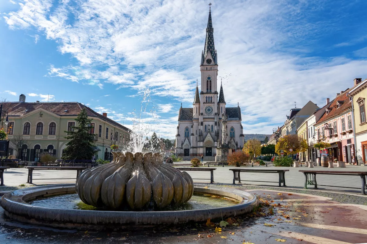 Látnivalók Kőszegen - Kőszeg Fő tere a Jézus Szíve templommal