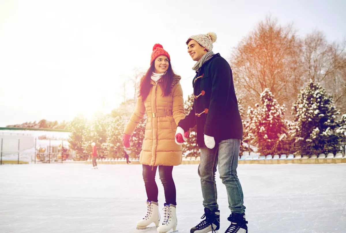 A korcsolyázás megunhatatlan téli randi program. 