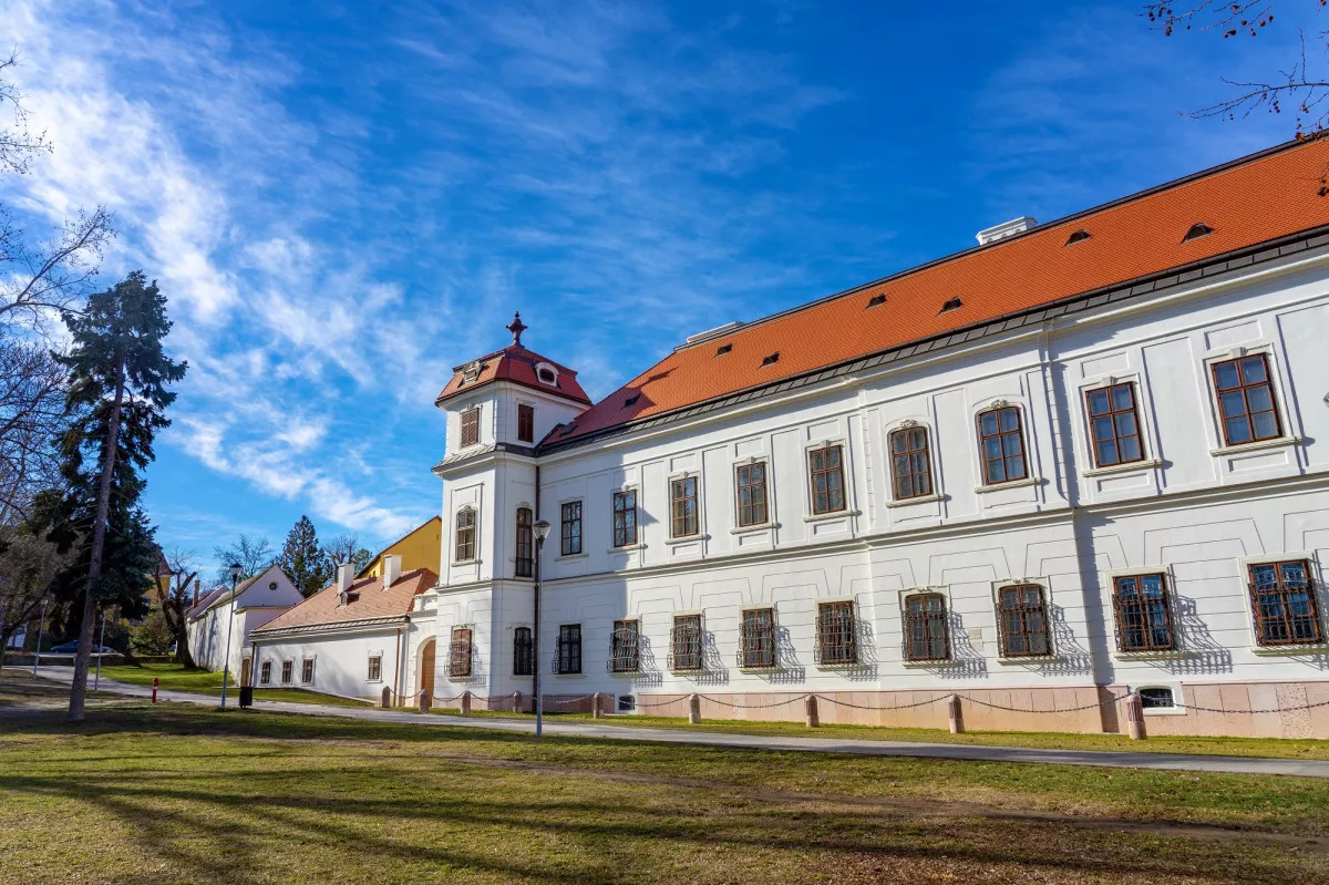 Tematikus városi séták és városnéző túrák - Tata (Esterházy-kastély)