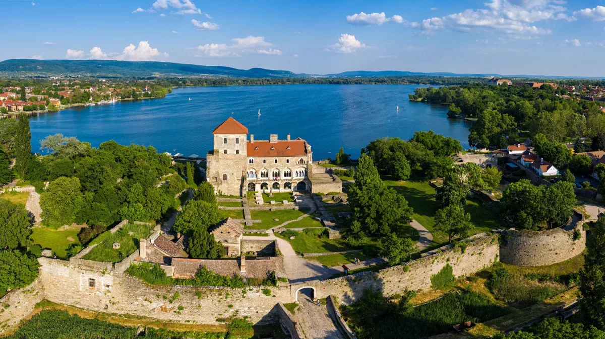 Tematikus városi séták és városnéző túrák - Tata (Öreg-tó és a tatai vár)