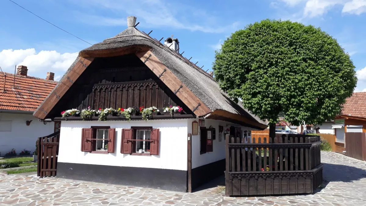 Látnivalók Mezőkövesden - Bútorfestő Alkotó- és Himzőház (Fotó: Tourinform Mezőkövesd)