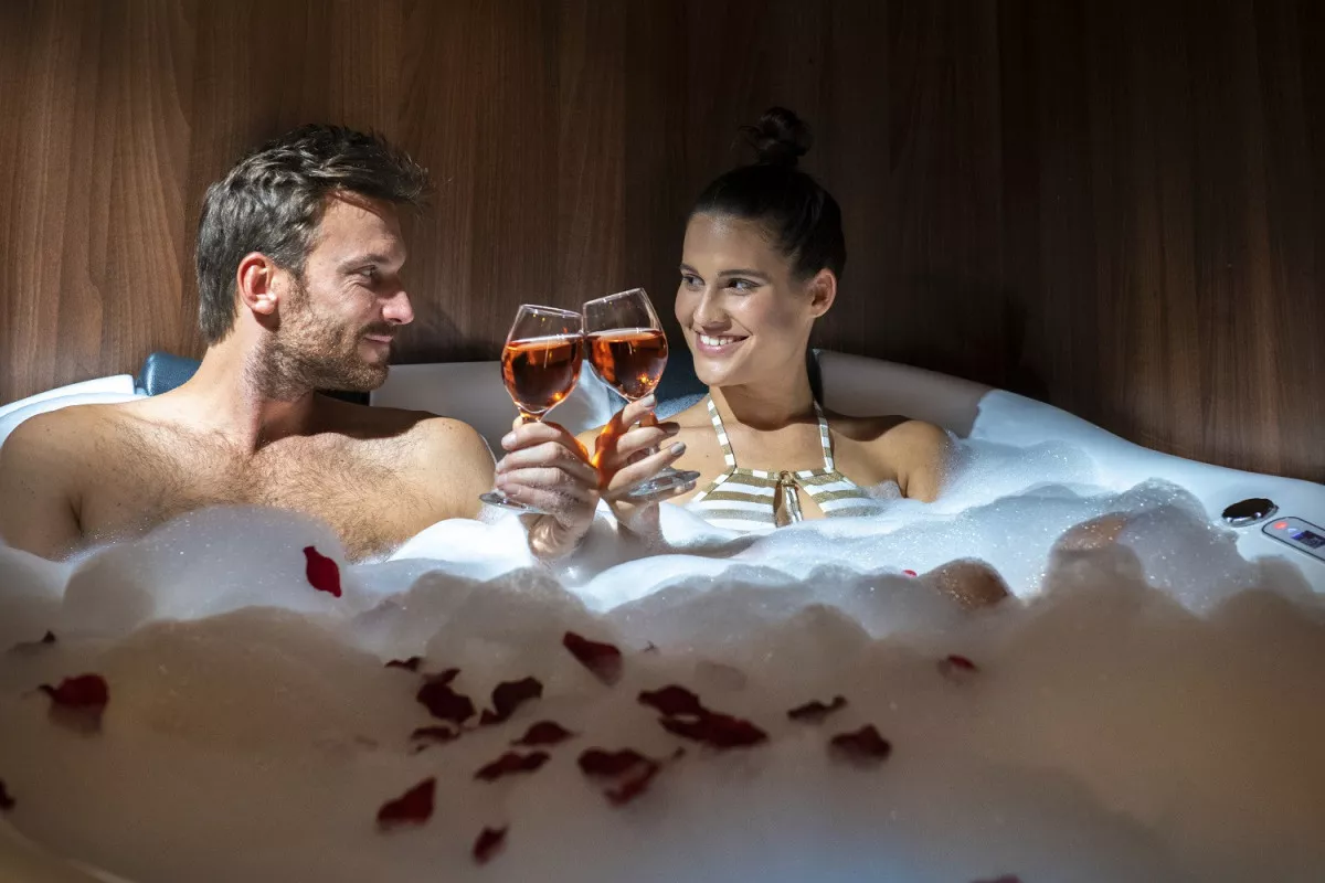 10 hazai wellness szálloda saját jakuzzis szobával - Royal Club Hotel****superior Visegrád