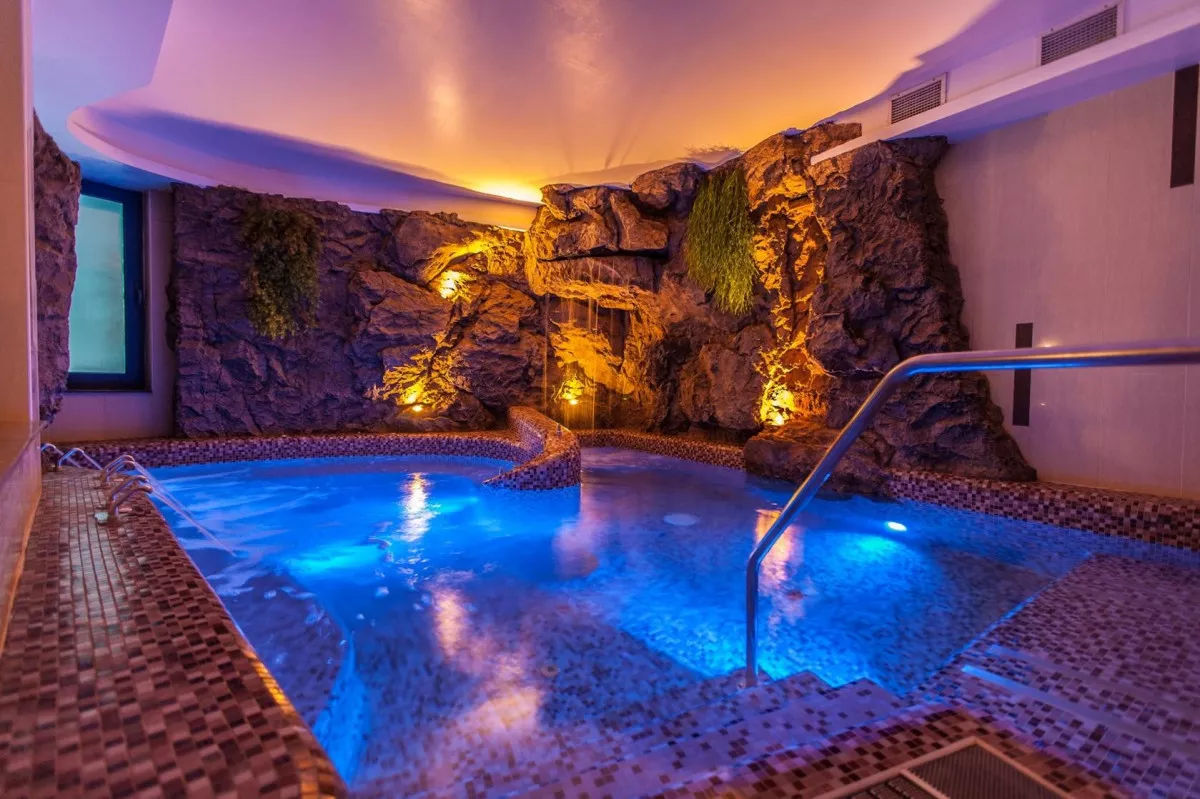 Városnézés és wellness - TOP 10 tavaszi úti cél és szálloda, ahol mesés élmények várnak - Prémium Hotel Panoráma Siófok barlangfürdő