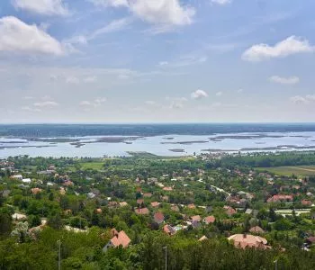 Miniatűr várak, mesés kilátók és bámulatos vadasparkok: felfedezőúton a Velencei-tó körül