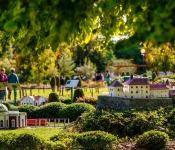 Barangoljatok ikonikus épületek kicsinyített másai között – makettparkok Magyarországon