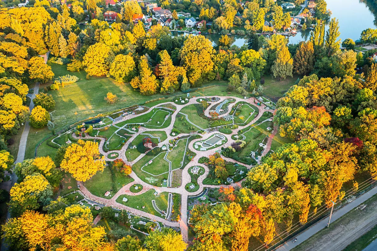 Barangoljatok ikonikus épületek kicsinyített másai között – makettparkok Magyarországon -Mini Magyarország makettpark, Szarvas