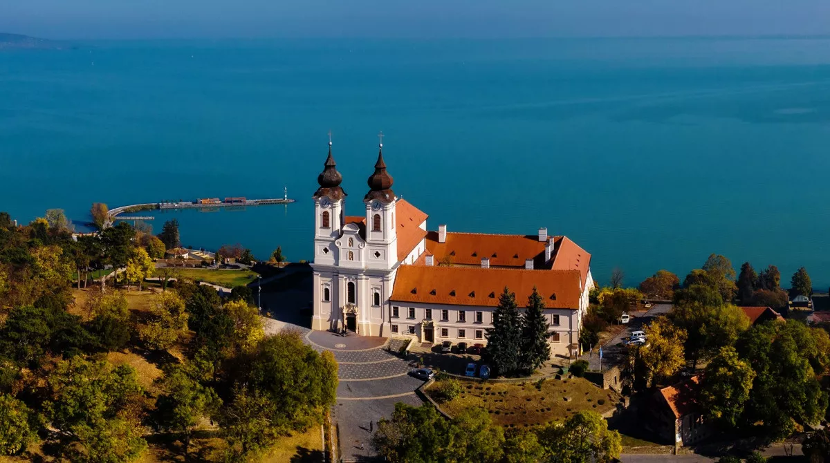 Kihagyhatatlan látnivalók Tihanyban - Tihanyi Bencés Apátság