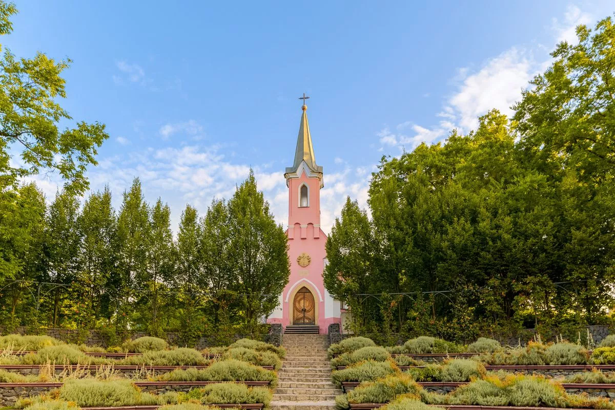 izgalmas és gyönyörű látnivalók Magyarországon - Vörös kápolna