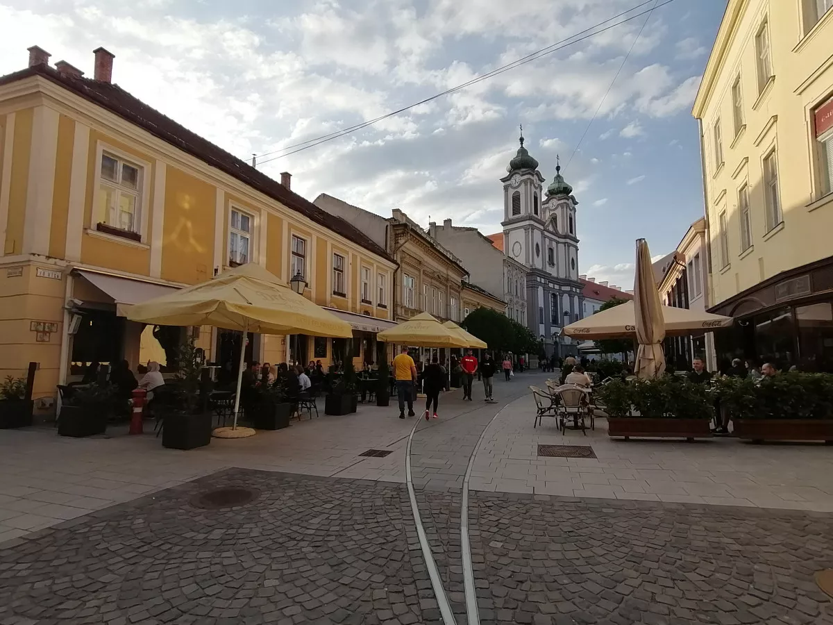 Programok és látnivalók Székesfehérváron - Fő utca, balra a Porto Vino